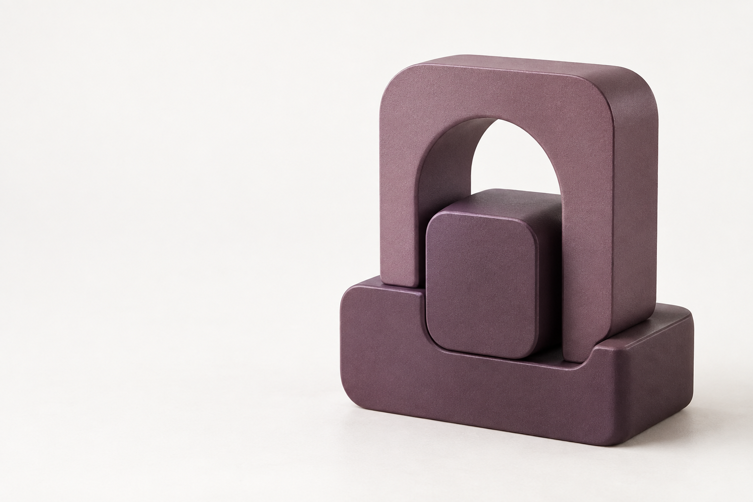 Piezas modulares color ciruela que encajan para formar una nueva estructura